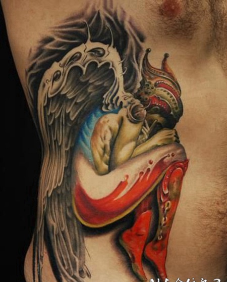 腰侧沉睡的恶魔纹身图案