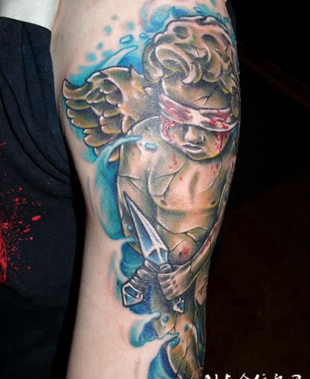大臂上蒙着眼睛的小天使纹身图案