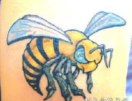 大臂小蜜蜂纹身图案