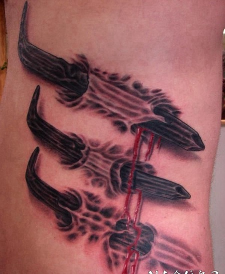 腰侧的钉子纹身图案