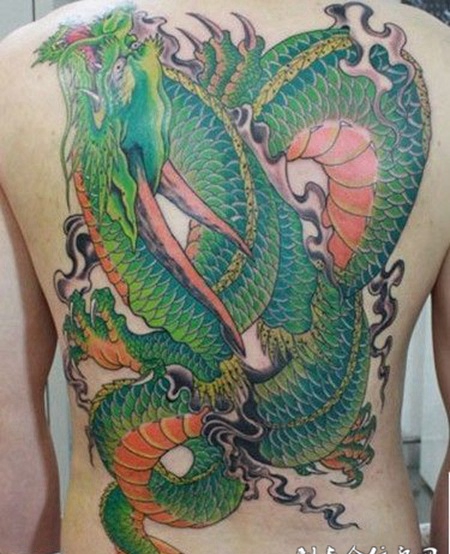 满背绿色巨龙纹身图案