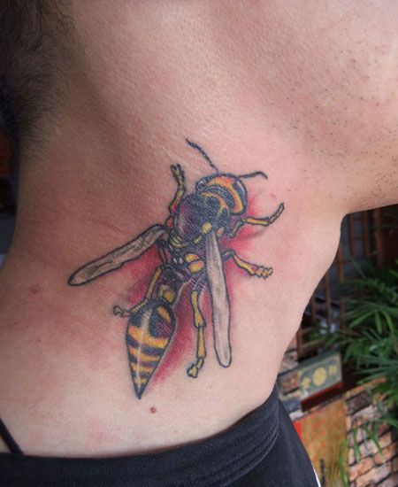 颈部蜜蜂纹身图案