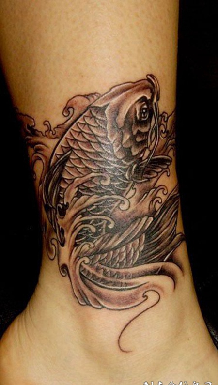 脚踝上的鲤鱼纹身图案