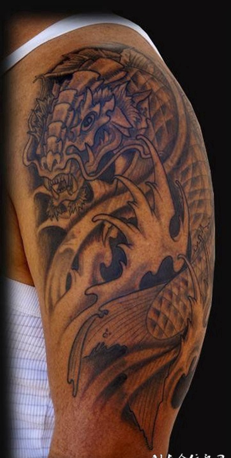 大臂上的鳌鱼纹身图案