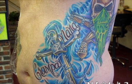 腰侧的海盗船锚纹身图案