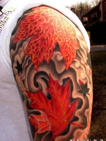 大臂上的枫叶纹身图案
