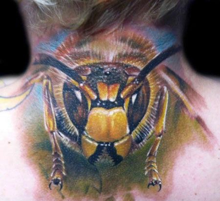 颈部后面的蜜蜂纹身图案