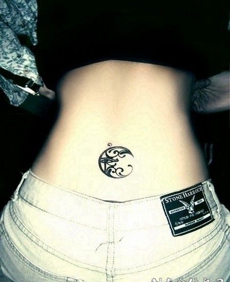 后腰上的月牙纹身图案缩略频道推荐图