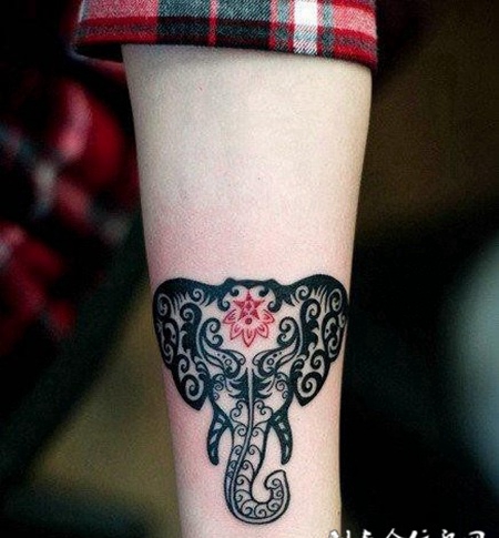 小臂上的大象纹身图案