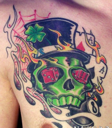 胸前戴着帽子的骷髅头纹身图案