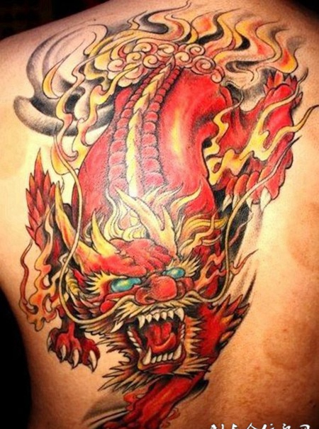 后背上的红色貔貅纹身图案