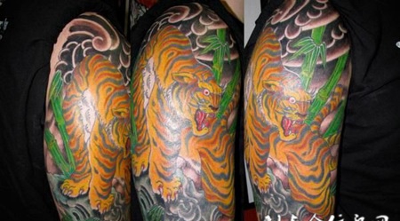 大臂上的竹林老虎纹身图案