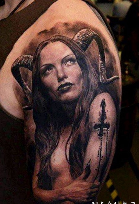 大臂上的羊角美女纹身图案