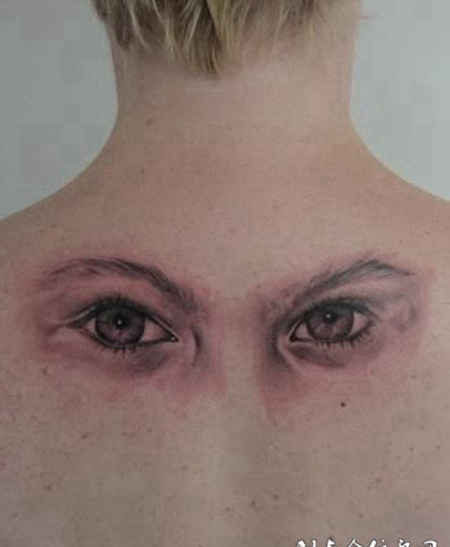 后背上的一双眼睛纹身图案