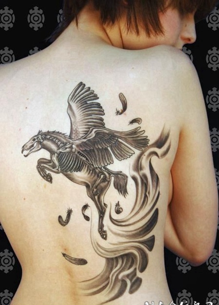 后背上长翅膀的骷髅天马纹身图案