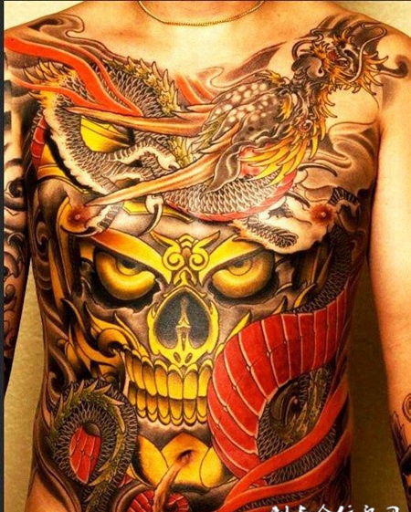 胸前的嘎巴拉龙纹身图案