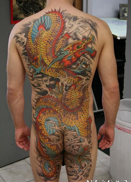 后背上的水花龙纹身图案