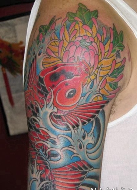 大臂上的菊花鲤鱼纹身图案