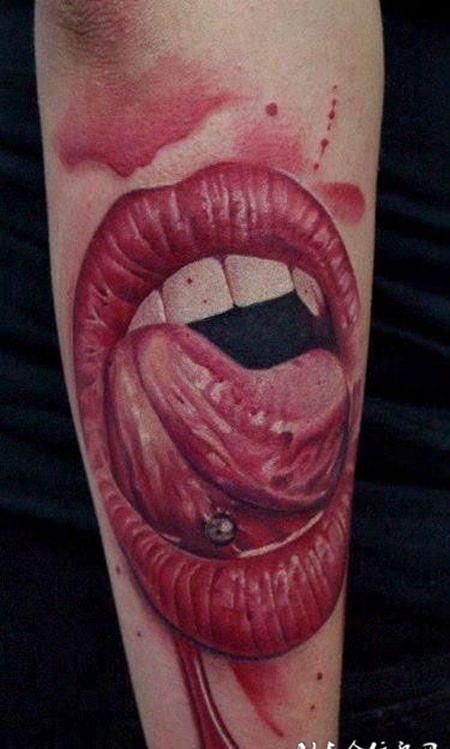 小臂上流血的红唇纹身图案