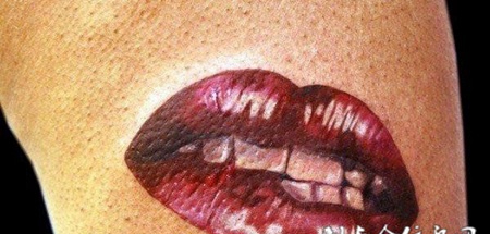 小臂上的红唇纹身图案