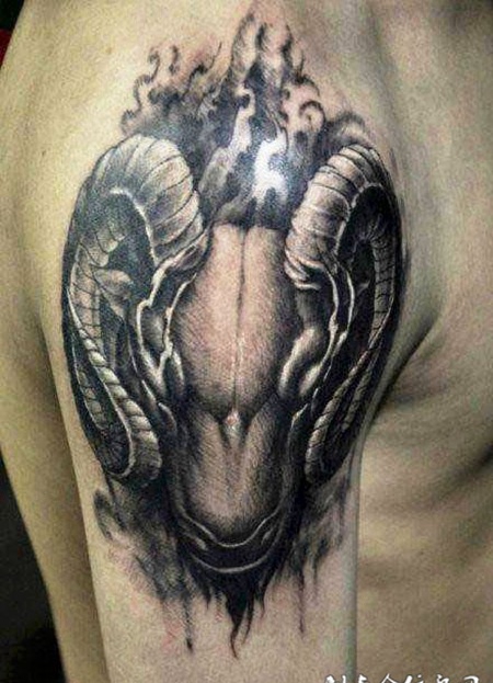 大臂上的羊头纹身图案