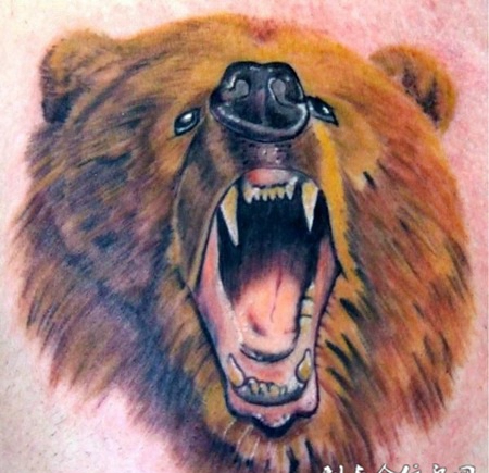 后背上的狗熊头纹身图案