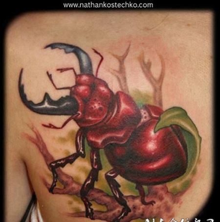 后背上的蚂蚁纹身图案