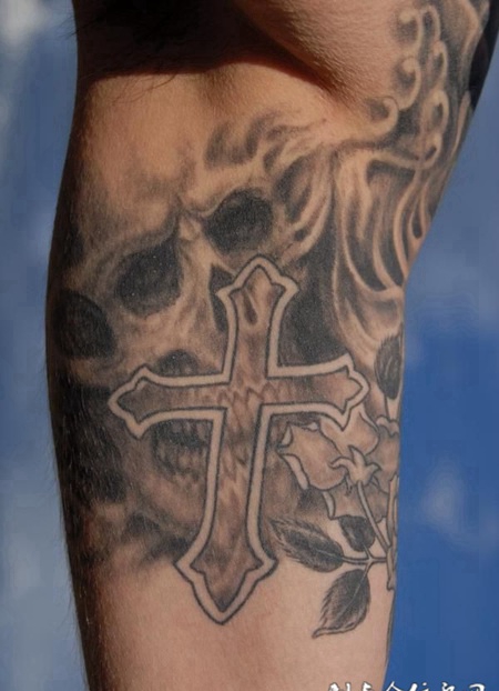 大臂上的十字架骷髅纹身图案