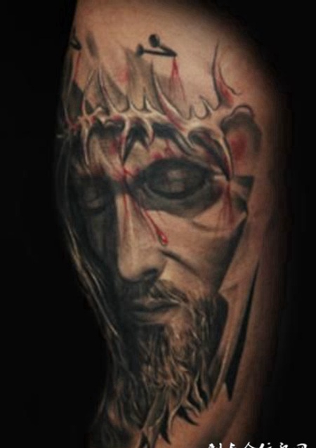 大臂上的耶稣头像纹身图案