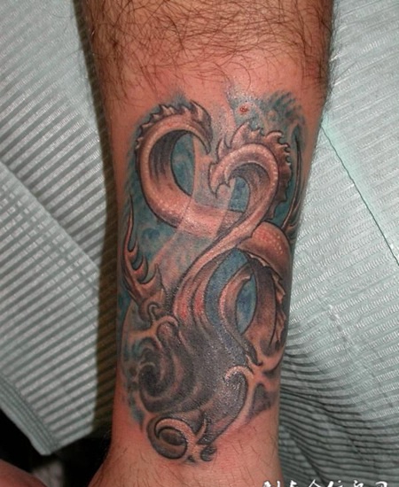 小臂上的触角纹身图案