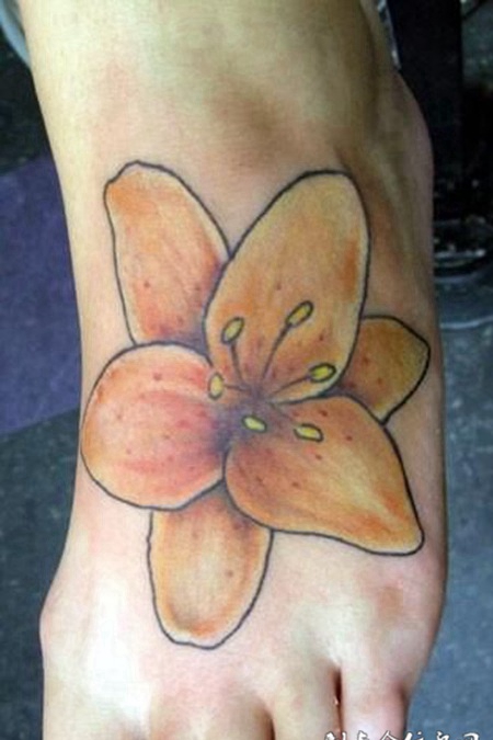 脚面上的黄色百合花纹身图案