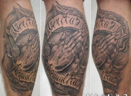 小腿上祷告的手纹身图案