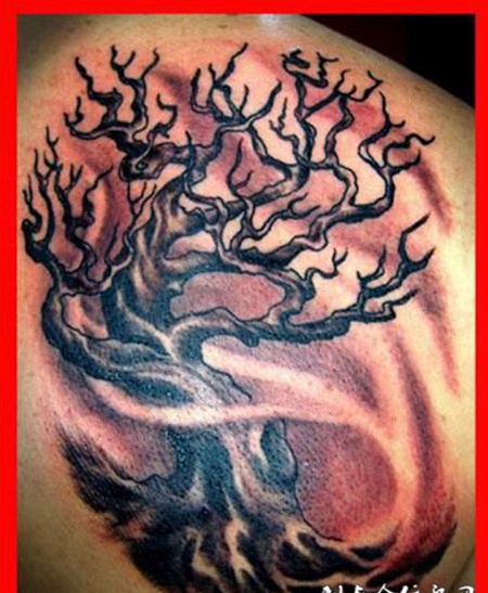 臀部的枯树纹身图案