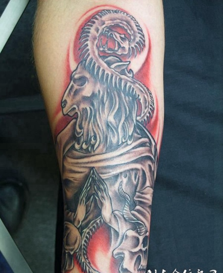 小臂上的祷告羊纹身图案