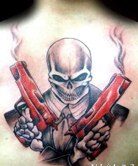 后背上的拿着手枪的死神纹身图案