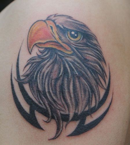 手臂老鹰头和图腾纹身图案
