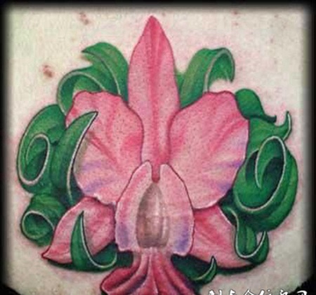 胸前的百合花纹身图案