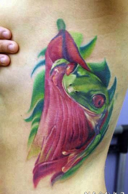 腰侧的变色龙纹身图案