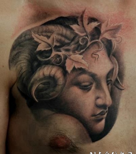 胸前的恶魔角美女纹身图案