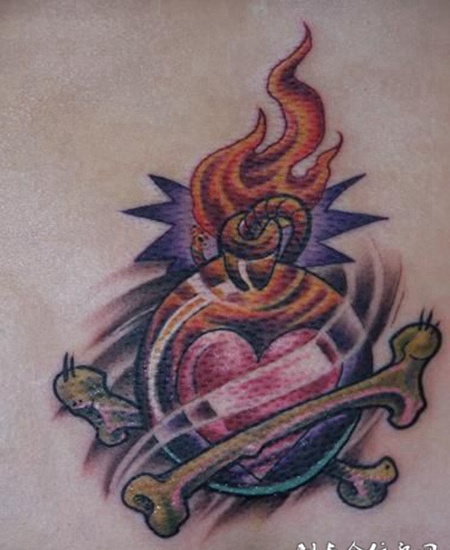 胸前燃着火焰的瓶子纹身图案