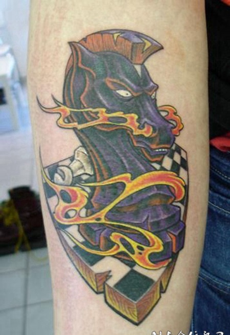 小臂上的马头国际象棋纹身图案