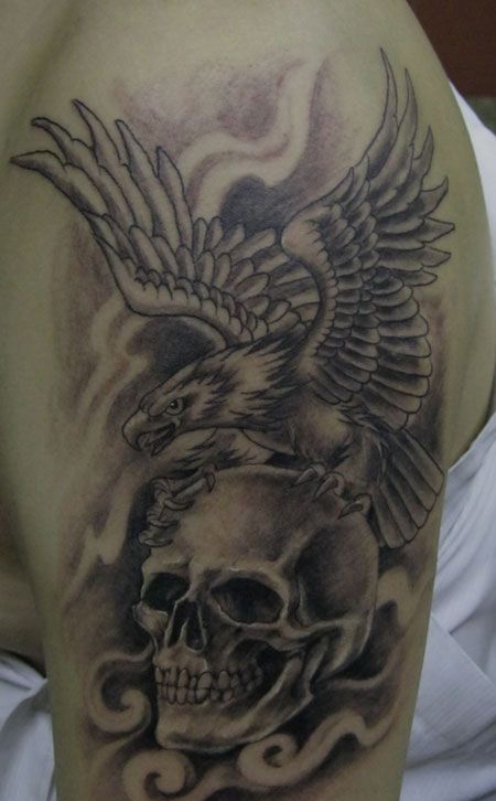 大臂老鹰骷髅纹身图案