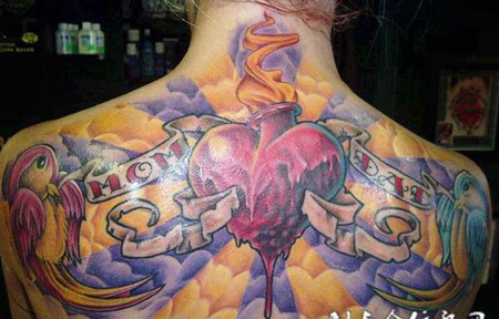 后背上云层中的心纹身图案