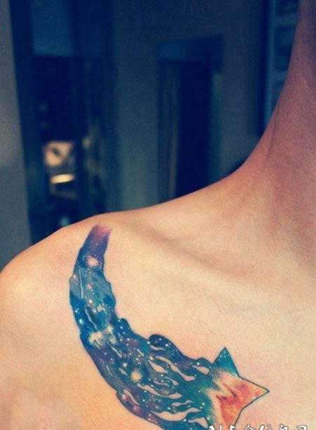 锁骨上的流星纹身图案