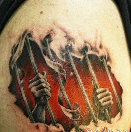 大臂上的铁窗纹身图案