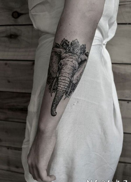 小臂上的大象头纹身图案