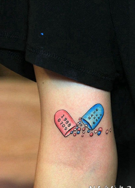 大臂打散的胶囊纹身图案