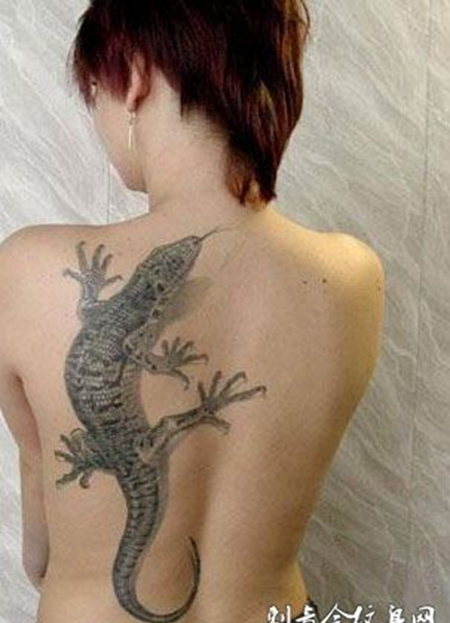 美女背部黑灰色蜥蜴纹身图案