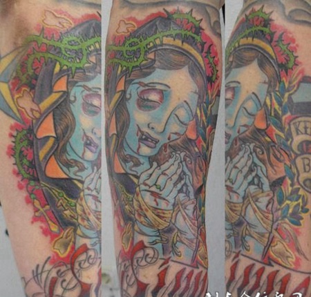 大臂上缠着荆棘的幽灵纹身图案