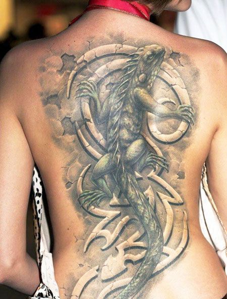 美女背部个性蜥蜴纹身图案